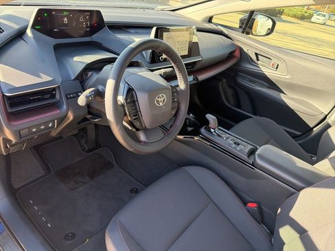Used 2025 Toyota Prius Plug-In Hybrid image 4