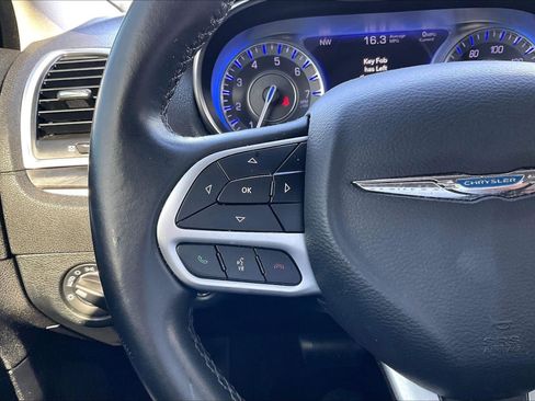 Used 2018 Chrysler 300 Touring w/ Chrome Appearance Package RWD image 18