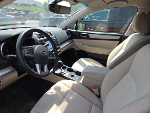 Used 2017 Subaru Outback 2.5i Premium AWD/4WD image 3