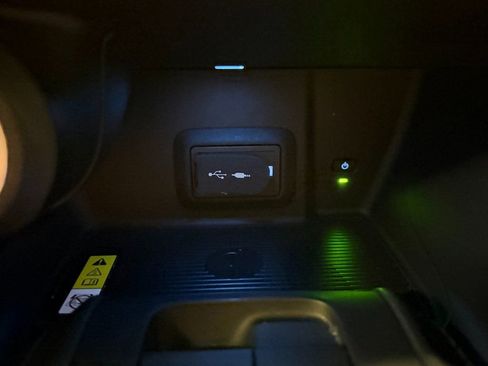 Used 2021 Toyota Venza LE image 15