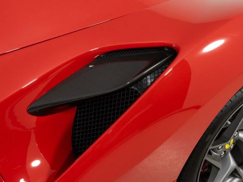 Used 2022 Ferrari F8 Tributo image 18