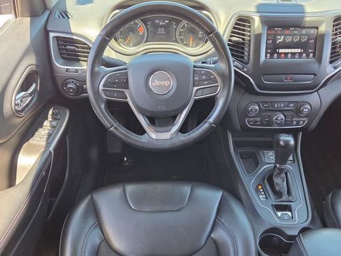 Used 2019 Jeep Cherokee Latitude Plus w/ Comfort/Convenience Group FWD image 7