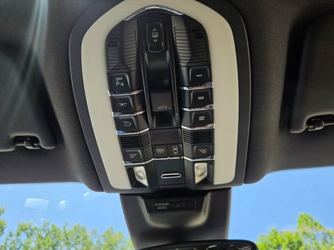 Used 2018 Porsche Macan w/ Premium Package Plus AWD/4WD image 39