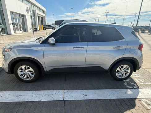 Used 2021 Hyundai Venue SE image 1