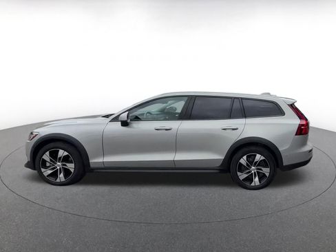Used 2025 Volvo V60 B5 Cross Country Plus image 9