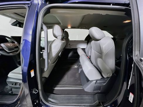 Used 2025 Toyota Sienna XLE FWD image 29