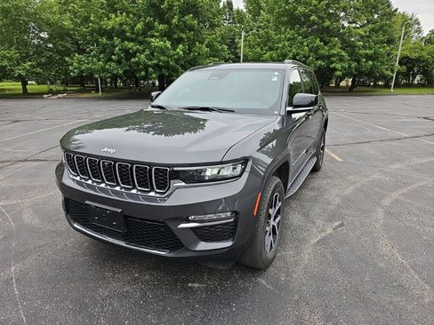 Used 2025 Jeep Grand Cherokee Limited w/ Luxury Tech Group II AWD/4WD image 2