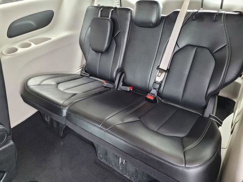 Used 2024 Chrysler Pacifica Touring-L image 18