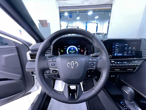 Used 2025 Toyota Camry SE w/ Convenience Package FWD image 15