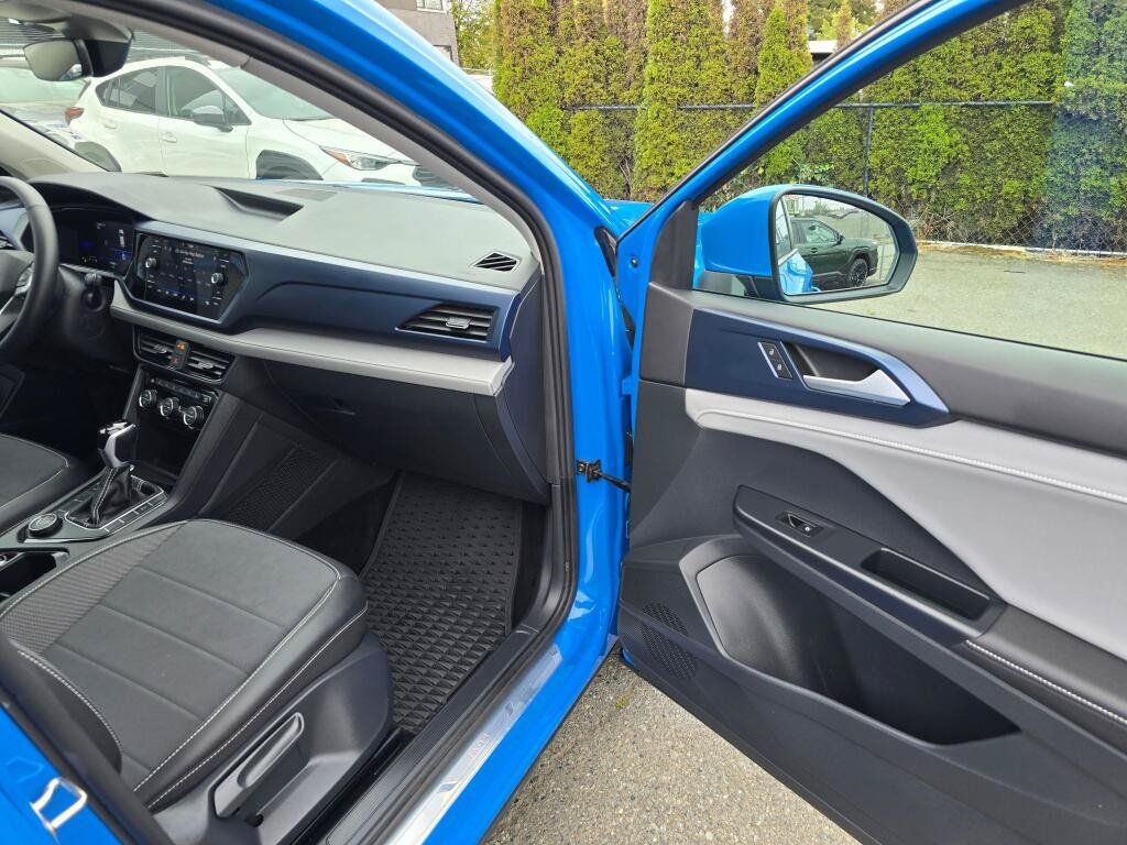 Used 2024 Volkswagen Taos SE w/ Panoramic Sunroof Package AWD/4WD image 10