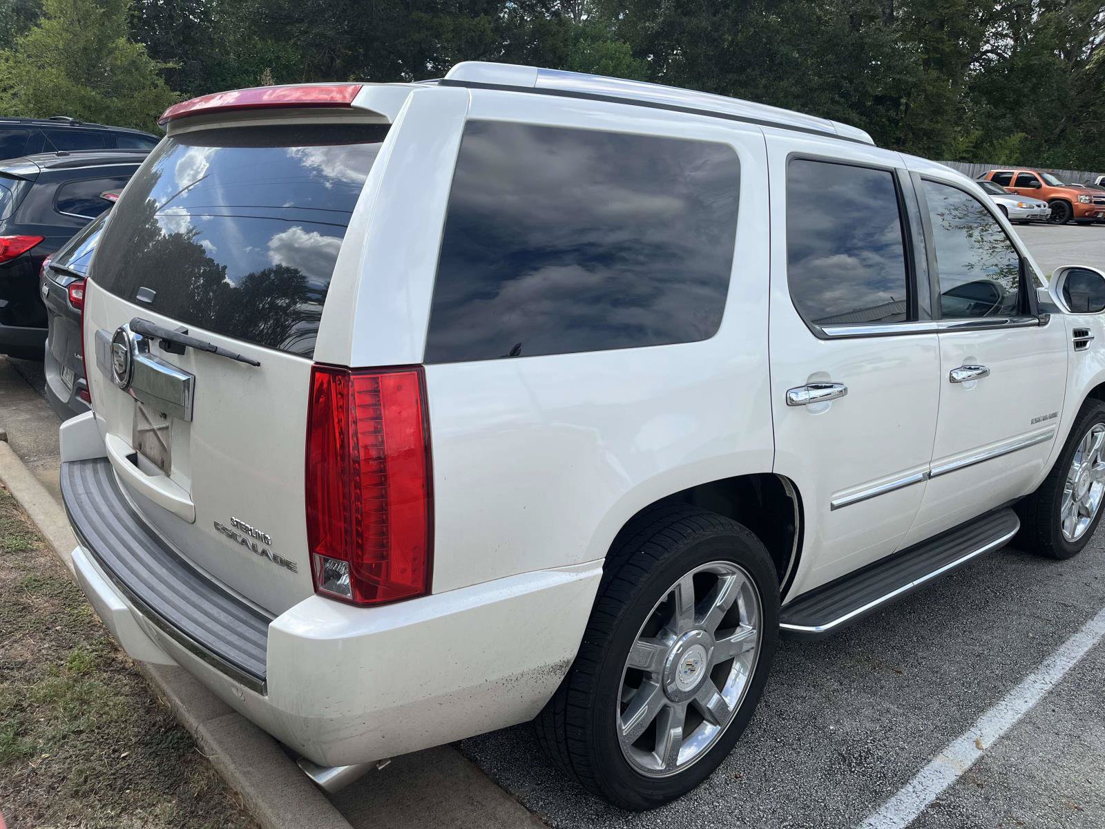 Used 2011 Cadillac Escalade Luxury RWD image 4