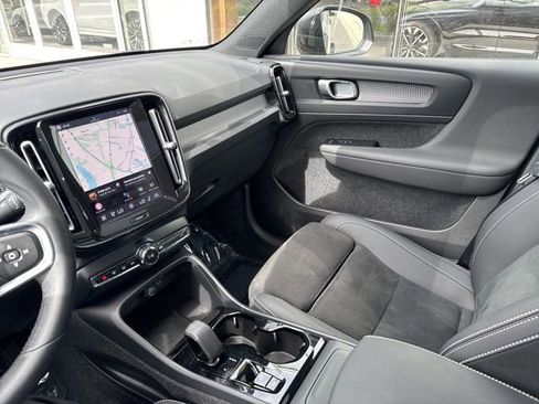 Certified 2025 Volvo XC40 B5 Plus AWD/4WD image 22