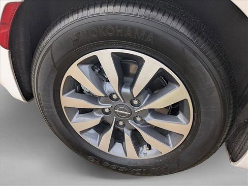 Used 2024 Chrysler Pacifica Select image 21