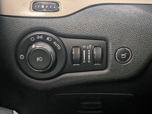 Used 2017 Jeep Cherokee Latitude w/ Comfort/Convenience Group FWD image 15