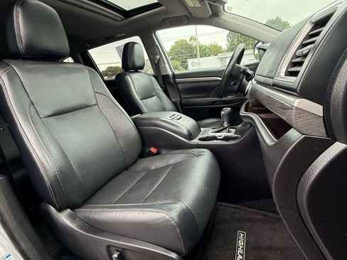 Used 2017 Toyota Highlander Limited image 19