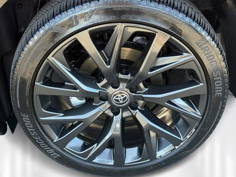 Used 2025 Toyota Crown Signia w/ Advanced Technology Package image 10