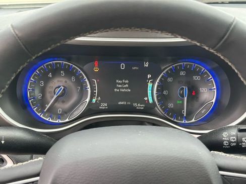 Used 2023 Chrysler Pacifica Touring-L FWD image 18