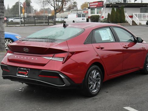 Used 2024 Hyundai Elantra SEL image 8