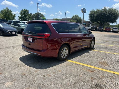 Used 2023 Chrysler Pacifica Touring-L FWD image 5
