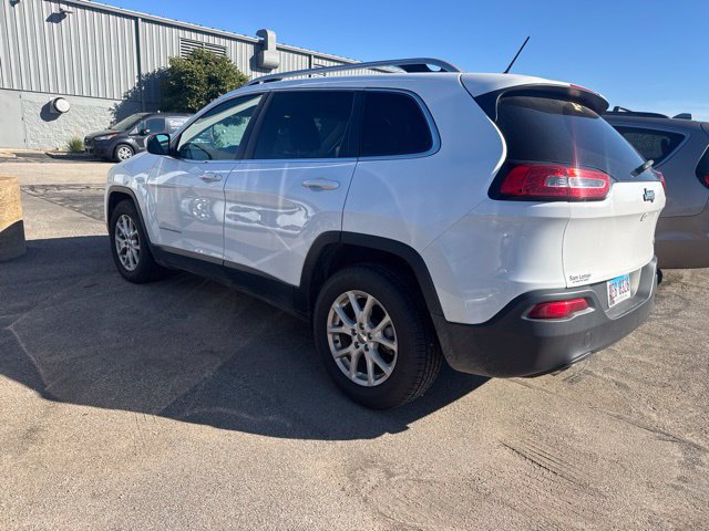 Used 2018 Jeep Cherokee Latitude w/ Cold Weather Group FWD image 2