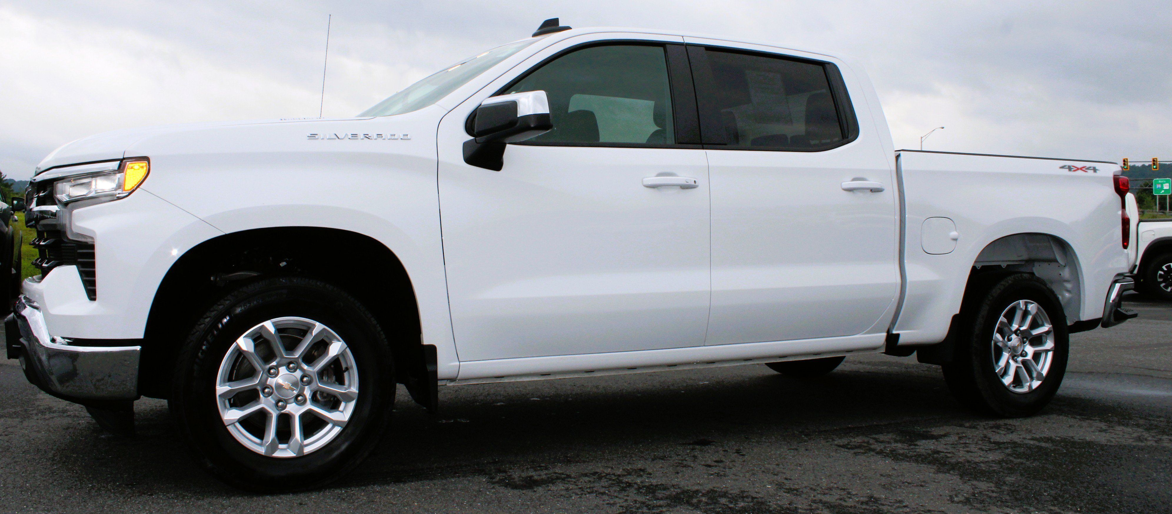 Used 2025 Chevrolet Silverado 1500 LT AWD/4WD image 14