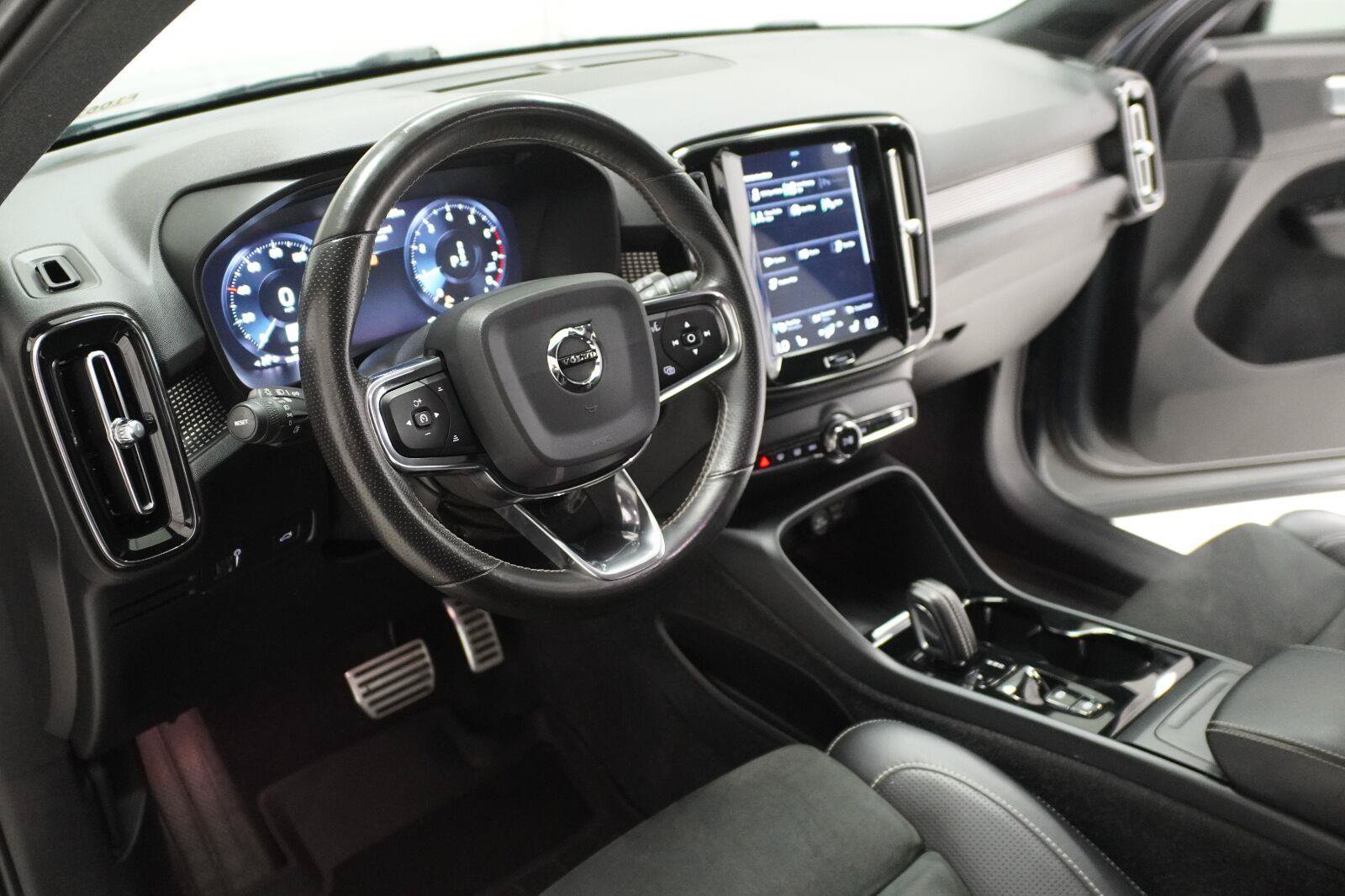 Used 2021 Volvo XC40 T4 R-Design w/ Protection Package Premier FWD image 8