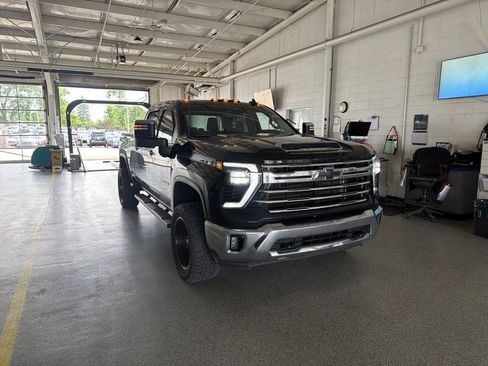 Used 2024 Chevrolet Silverado 2500 LTZ w/ LTZ Convenience Package AWD/4WD image 2