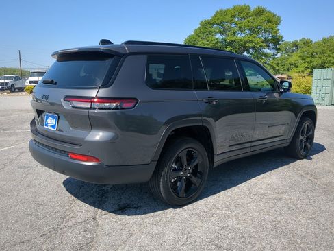 Used 2024 Jeep Grand Cherokee L Laredo image 3