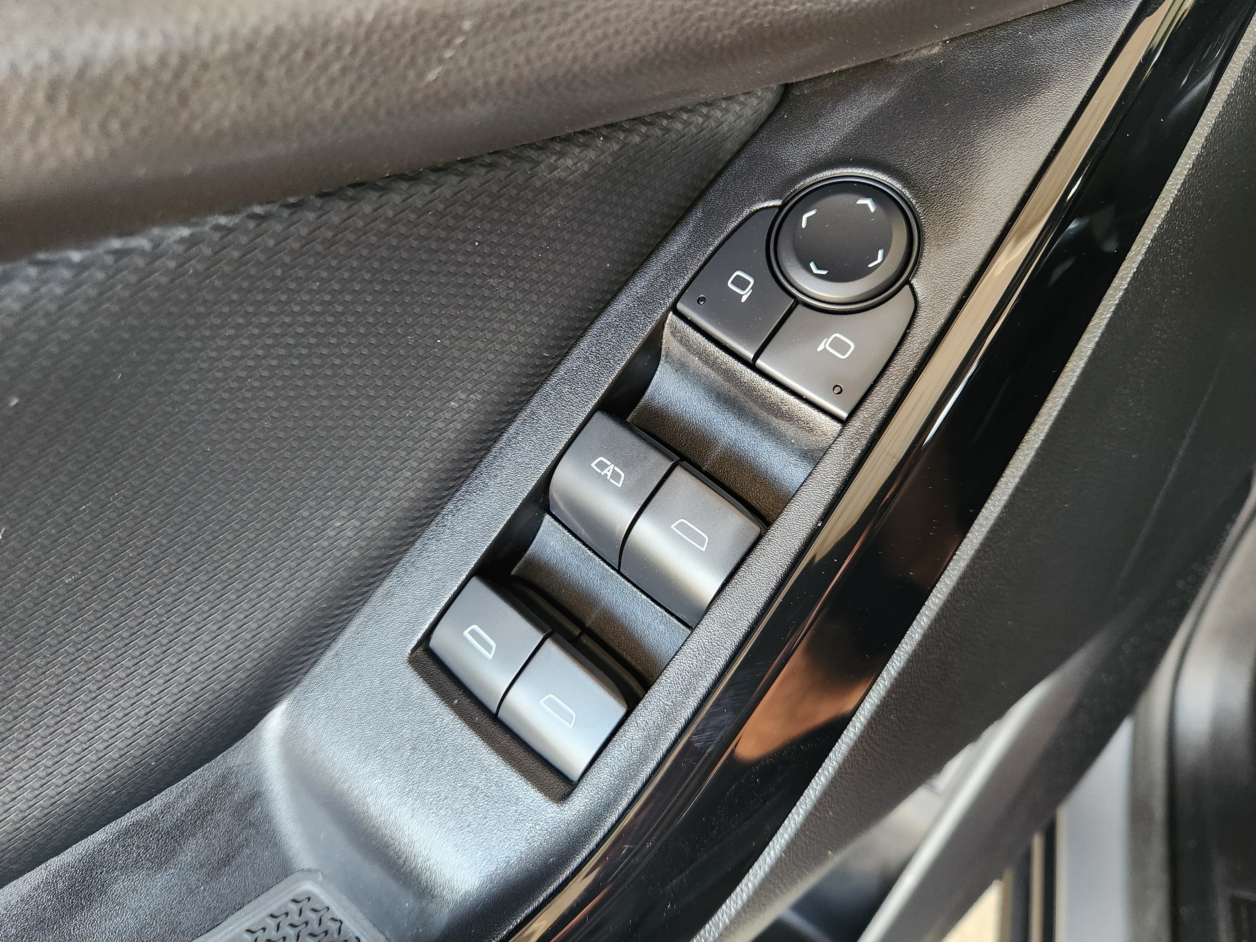 Used 2025 Chevrolet Equinox LT w/ Convenience Package II FWD image 24