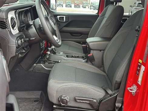 Used 2025 Jeep Wrangler Unlimited Sahara image 14