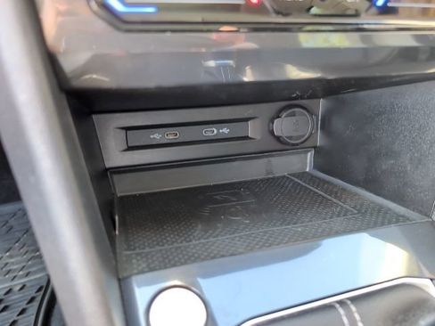 Used 2022 Volkswagen Tiguan SE image 21