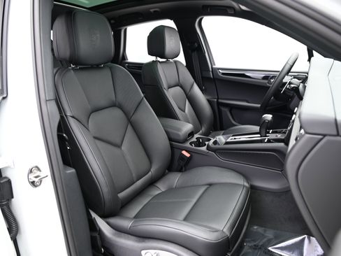 Used 2025 Porsche Macan image 29