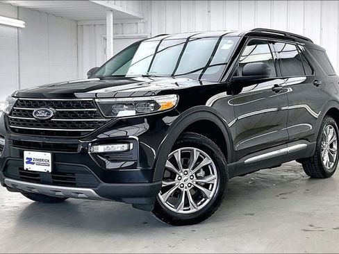 Used 2022 Ford Explorer XLT w/ Equipment Group 202A AWD/4WD image 2