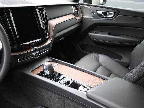 Used 2024 Volvo XC60 B5 Plus image 17