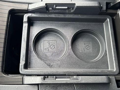 Used 2024 Toyota Venza XLE image 28