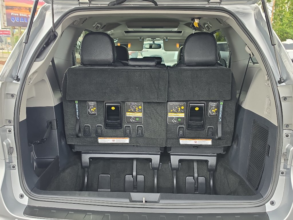 Used 2015 Toyota Sienna SE FWD image 9