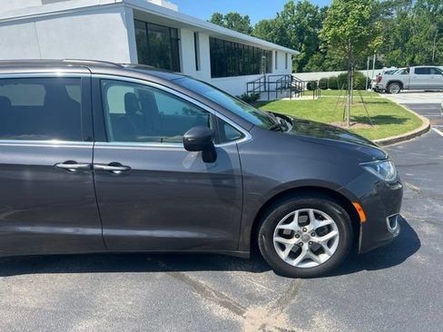 Used 2017 Chrysler Pacifica Touring Plus w/ Tire & Wheel Group FWD image 2