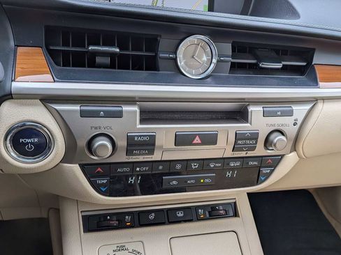 Used 2015 Lexus ES 300h image 25