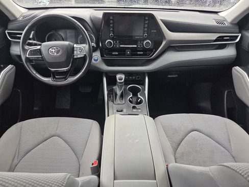 Used 2021 Toyota Highlander LE FWD image 16