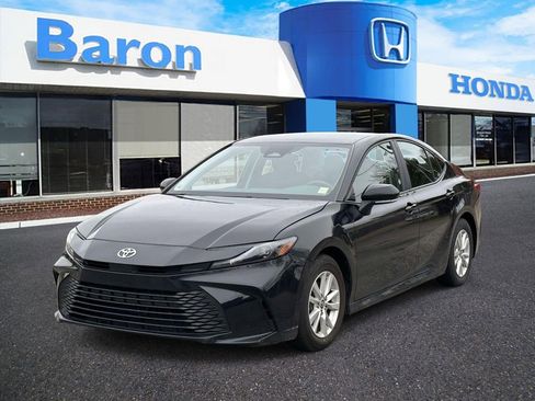 Used 2025 Toyota Camry SE FWD image 2