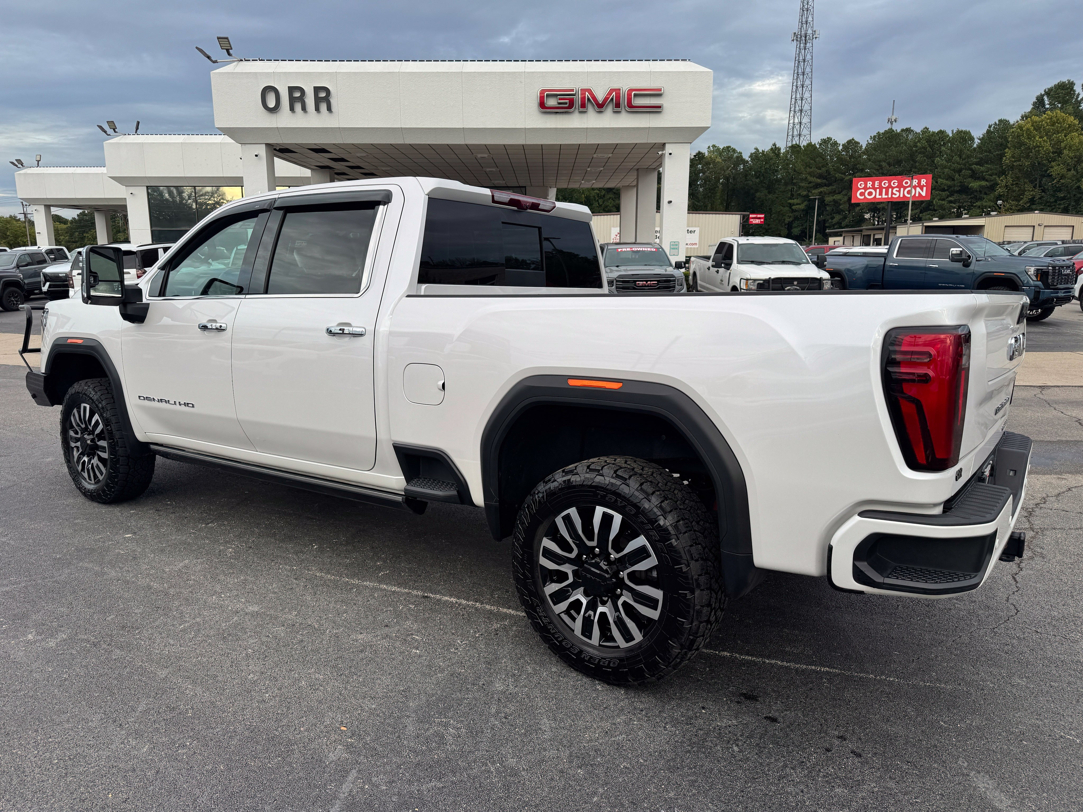 Used 2024 GMC Sierra 2500 Denali Ultimate AWD/4WD image 4