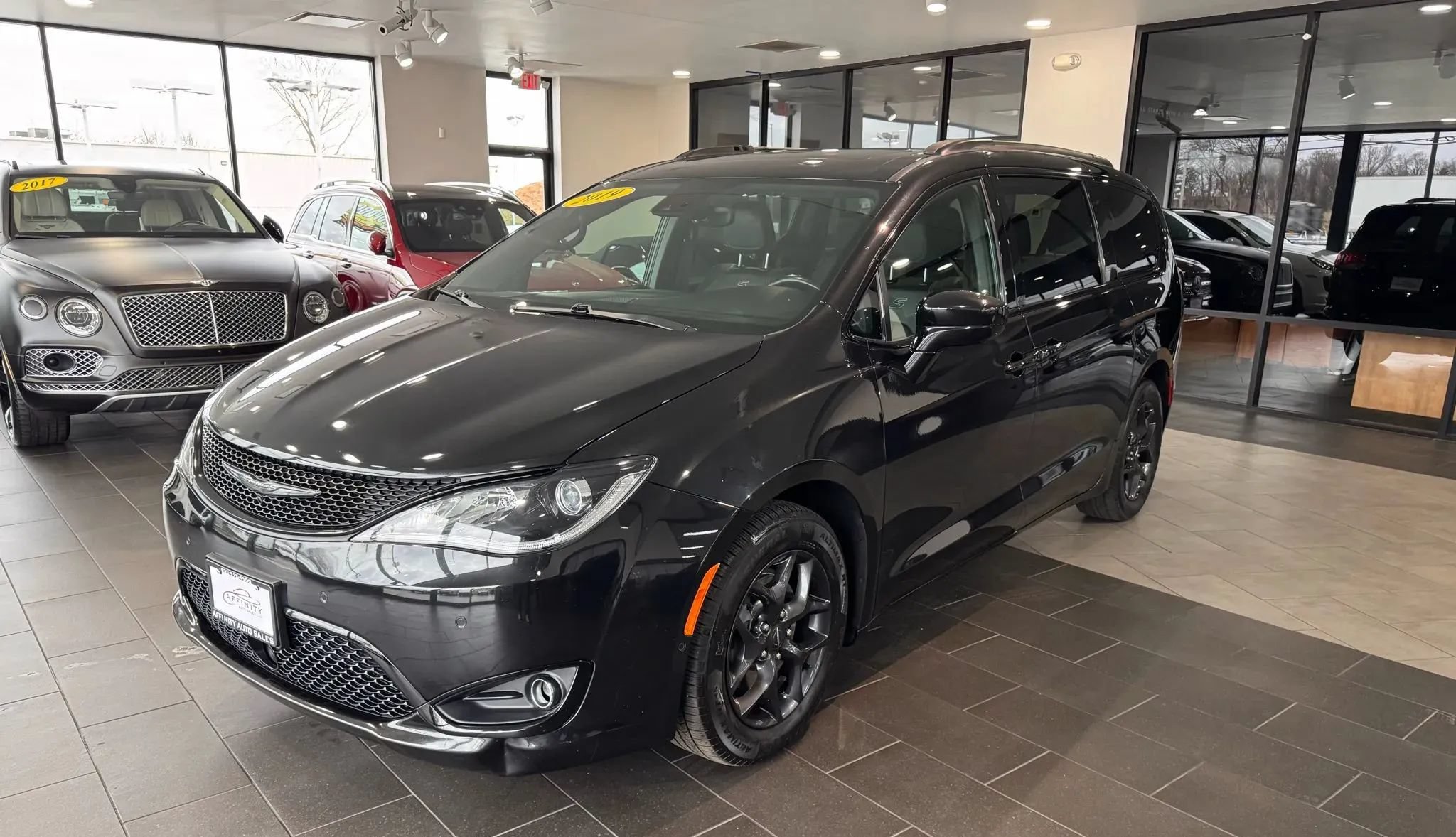 Used 2019 Chrysler Pacifica Touring-L Plus w/ Advanced Safetytec Group FWD image 1