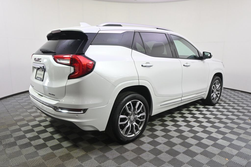 Used 2023 GMC Terrain Denali w/ Denali Premium Package AWD/4WD image 7