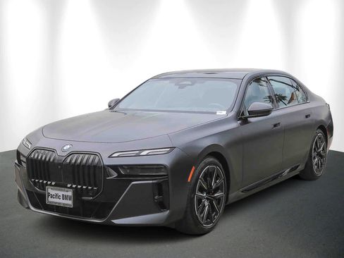 Used 2025 BMW i7 eDrive50 w/ M Sport Package image 3