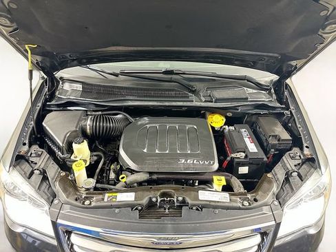 Used 2016 Chrysler Town & Country Touring-L image 35