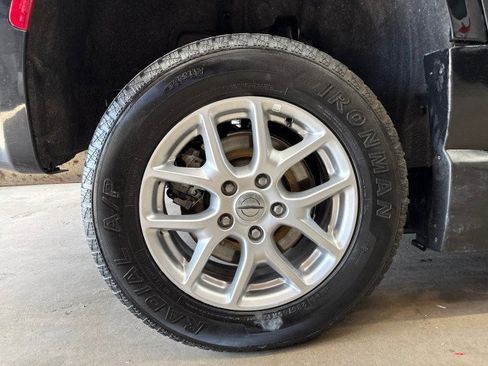 Used 2022 Chrysler Voyager LX image 33