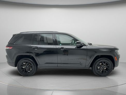 Used 2025 Jeep Grand Cherokee Altitude AWD/4WD image 2