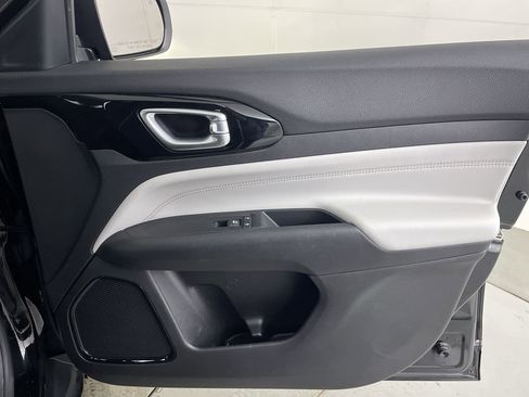 Used 2022 Jeep Compass Limited image 23