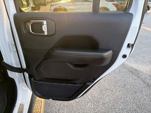 Used 2025 Jeep Wrangler Unlimited Sahara w/ Safety Group AWD/4WD image 15