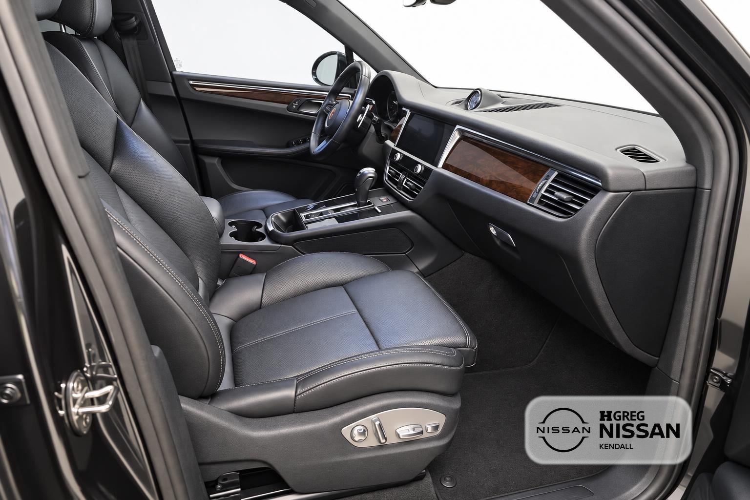 Used 2025 Porsche Macan w/ Premium Package Plus AWD/4WD image 8
